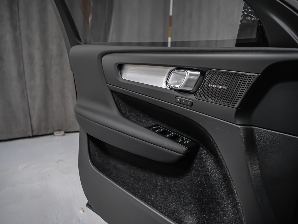 2026 Volvo XC40 Ultra Black Edition-8
