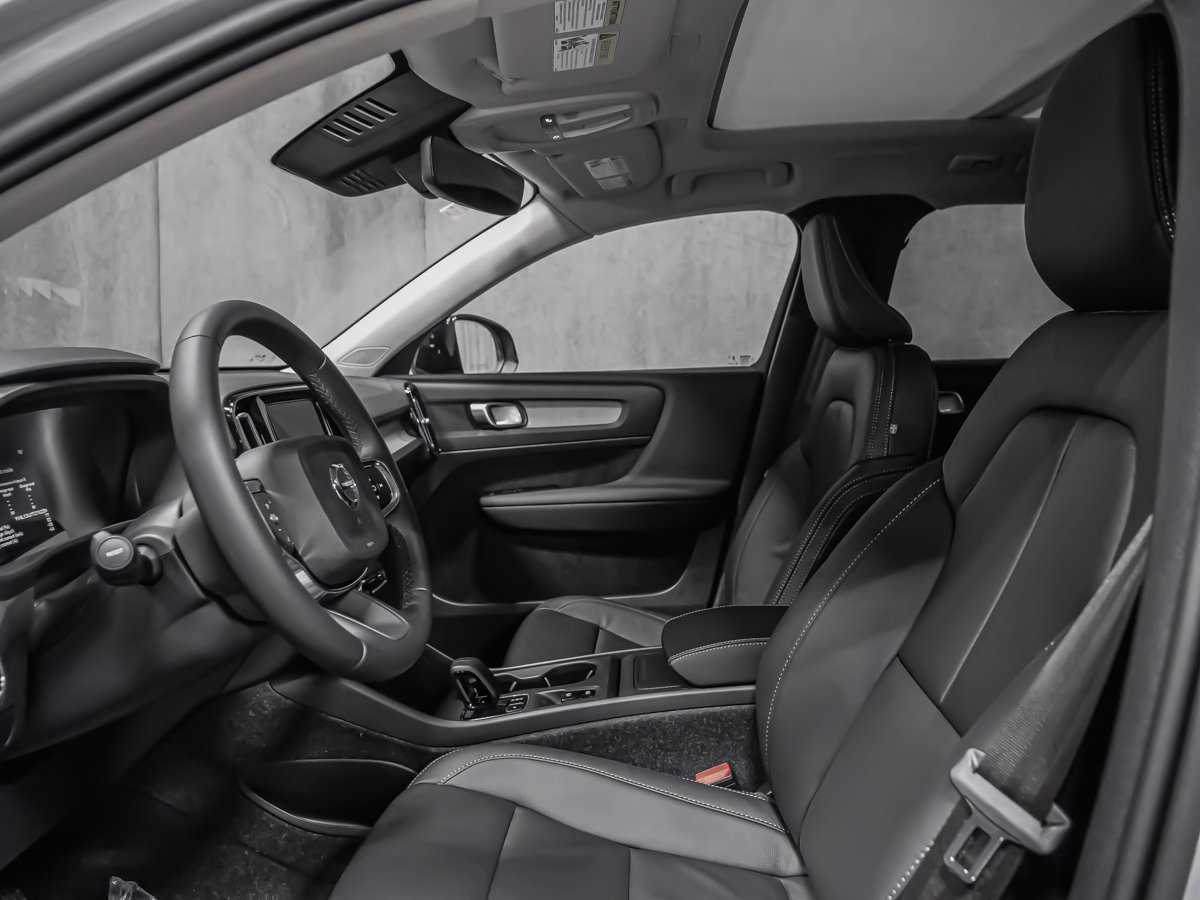 Volvo XC40 Core (Dark Theme) 2026-9