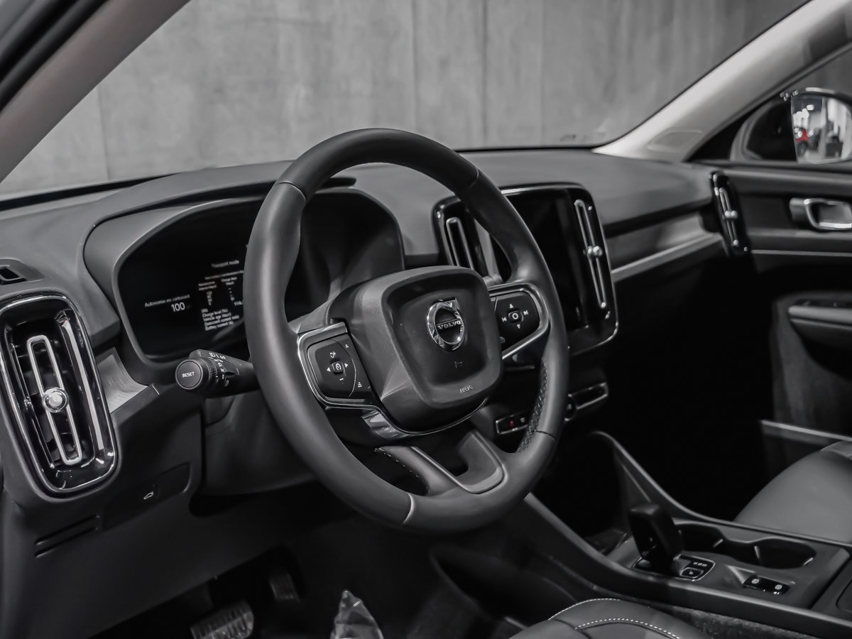 Volvo XC40 Core (Dark Theme) 2026-7