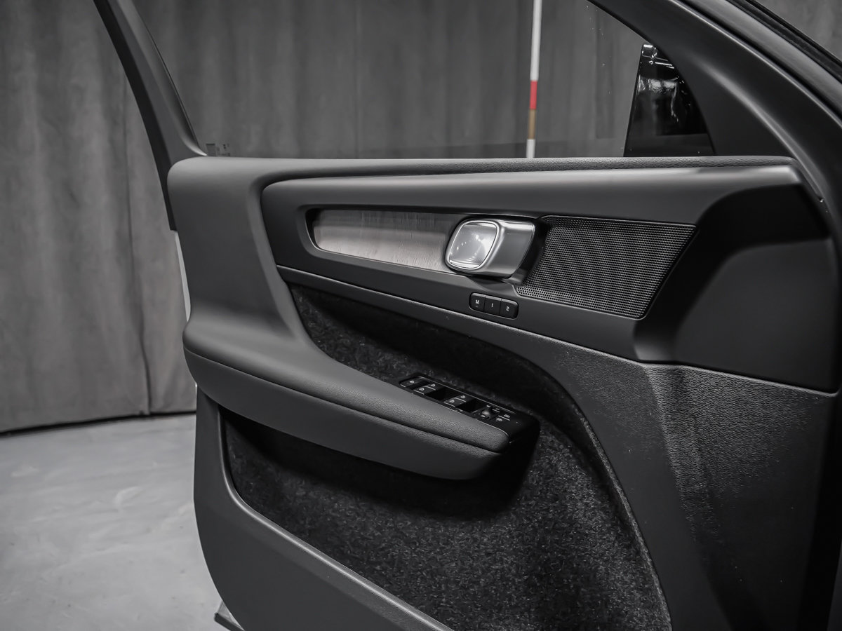 Volvo XC40 Core (Dark Theme) 2026-8
