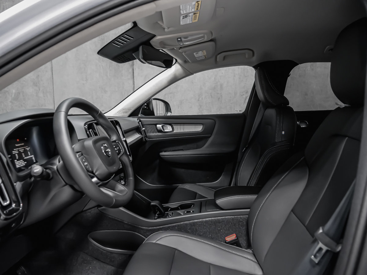 Volvo XC40 Core (Dark Theme) 2026-10
