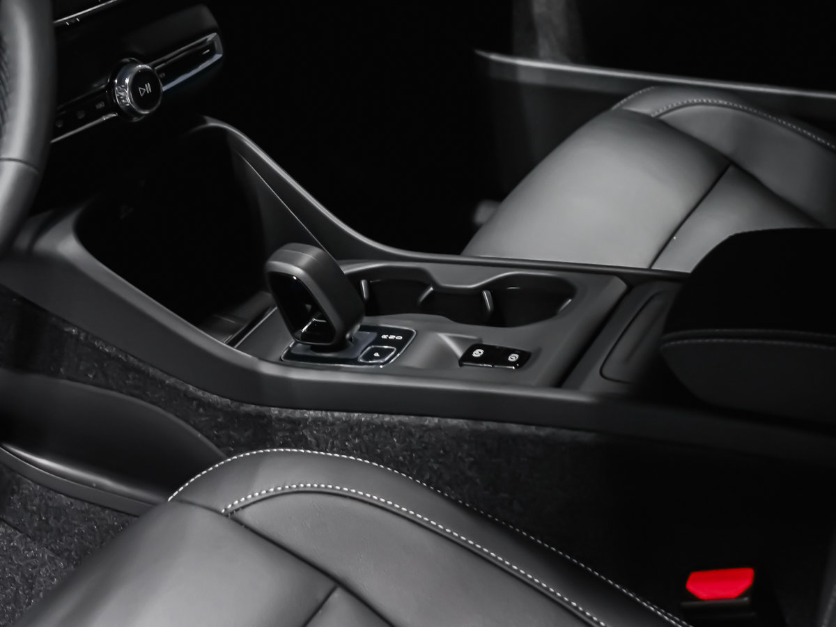 Volvo XC40 Core (Dark Theme) 2026-6