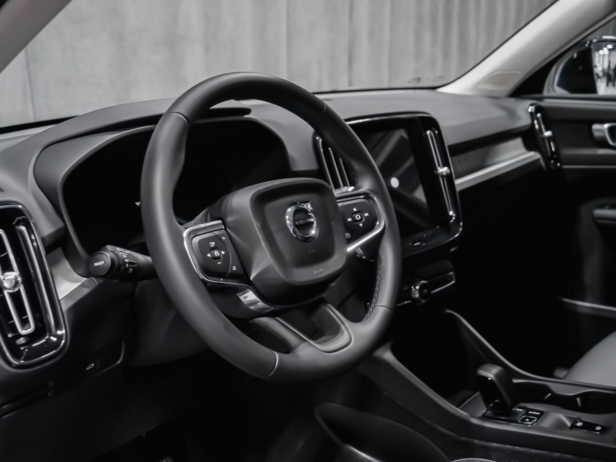 Volvo XC40 Core (Dark Theme) 2026-7
