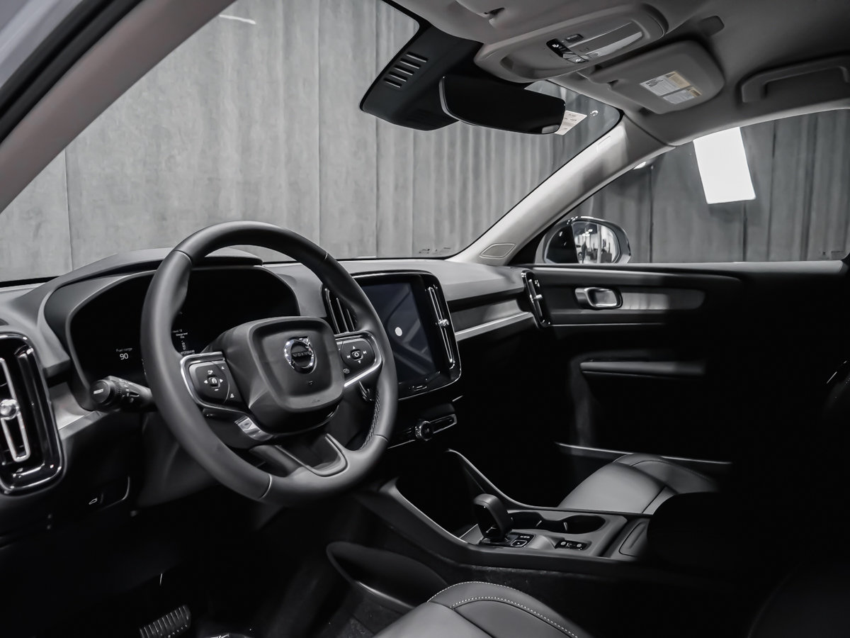 Volvo XC40 Core (Dark Theme) 2026-5