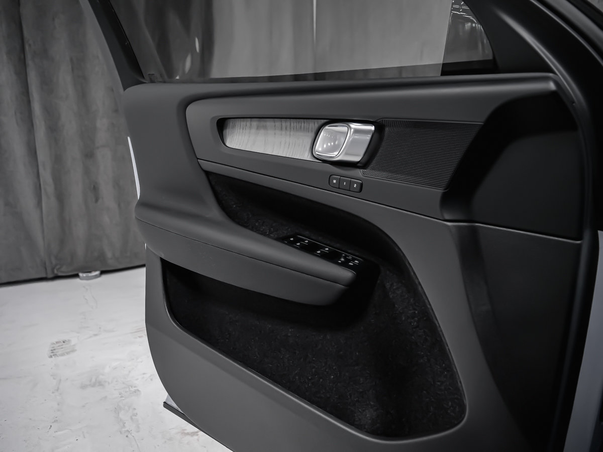 Volvo XC40 Core (Dark Theme) 2026-8