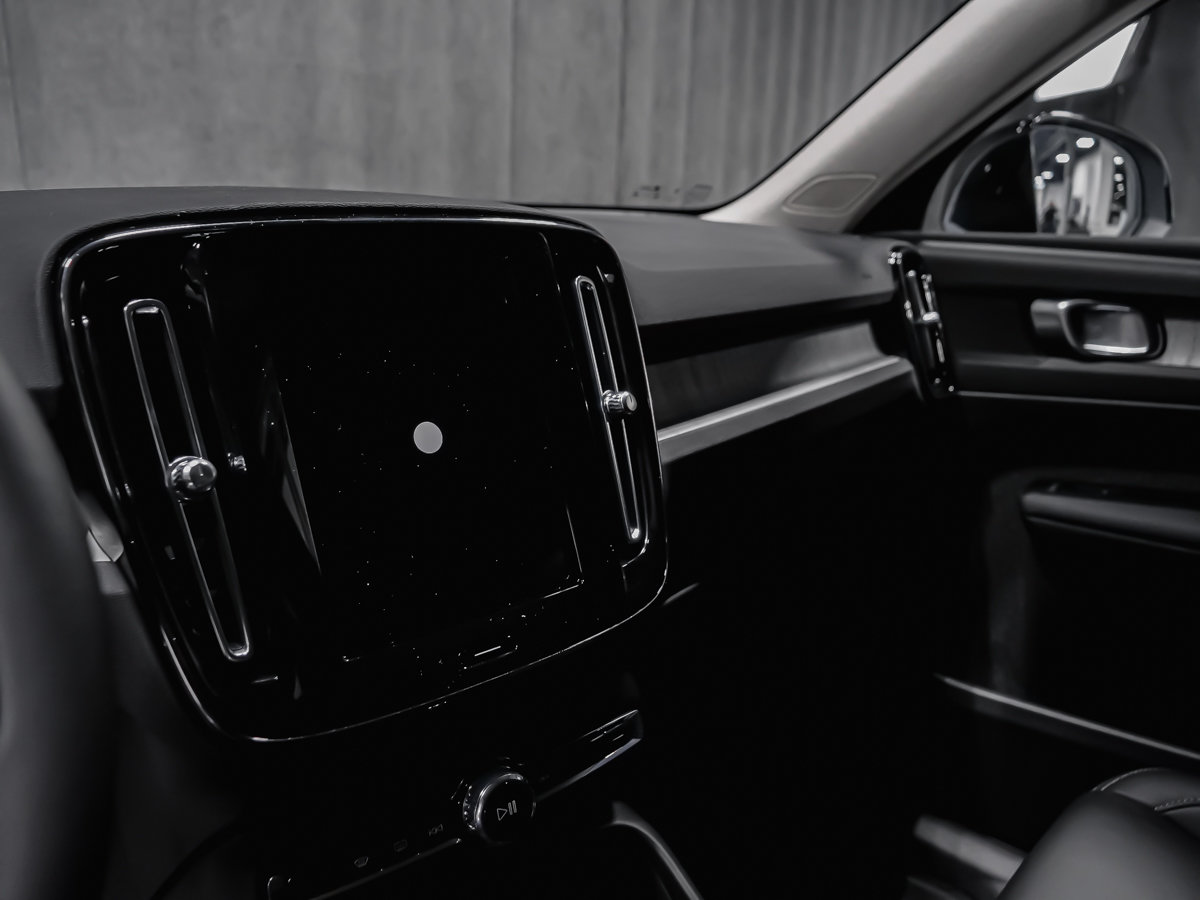 Volvo XC40 Core (Dark Theme) 2026-9