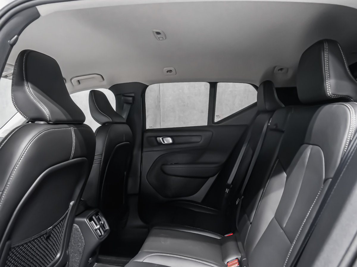 Volvo XC40 Core (Dark Theme) 2026-11