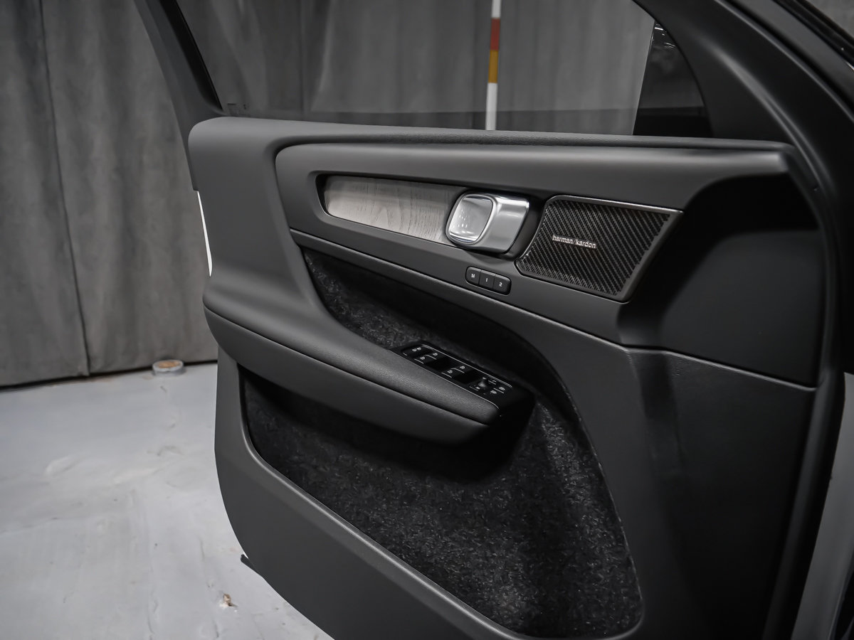 2026 Volvo XC40 Ultra (Dark Theme)-8