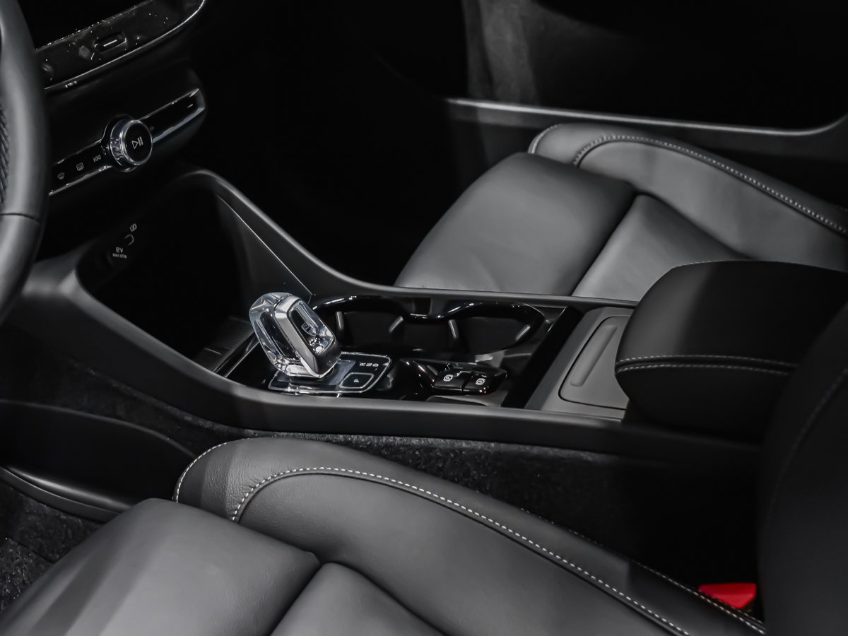 2026 Volvo XC40 Ultra (Dark Theme)-6