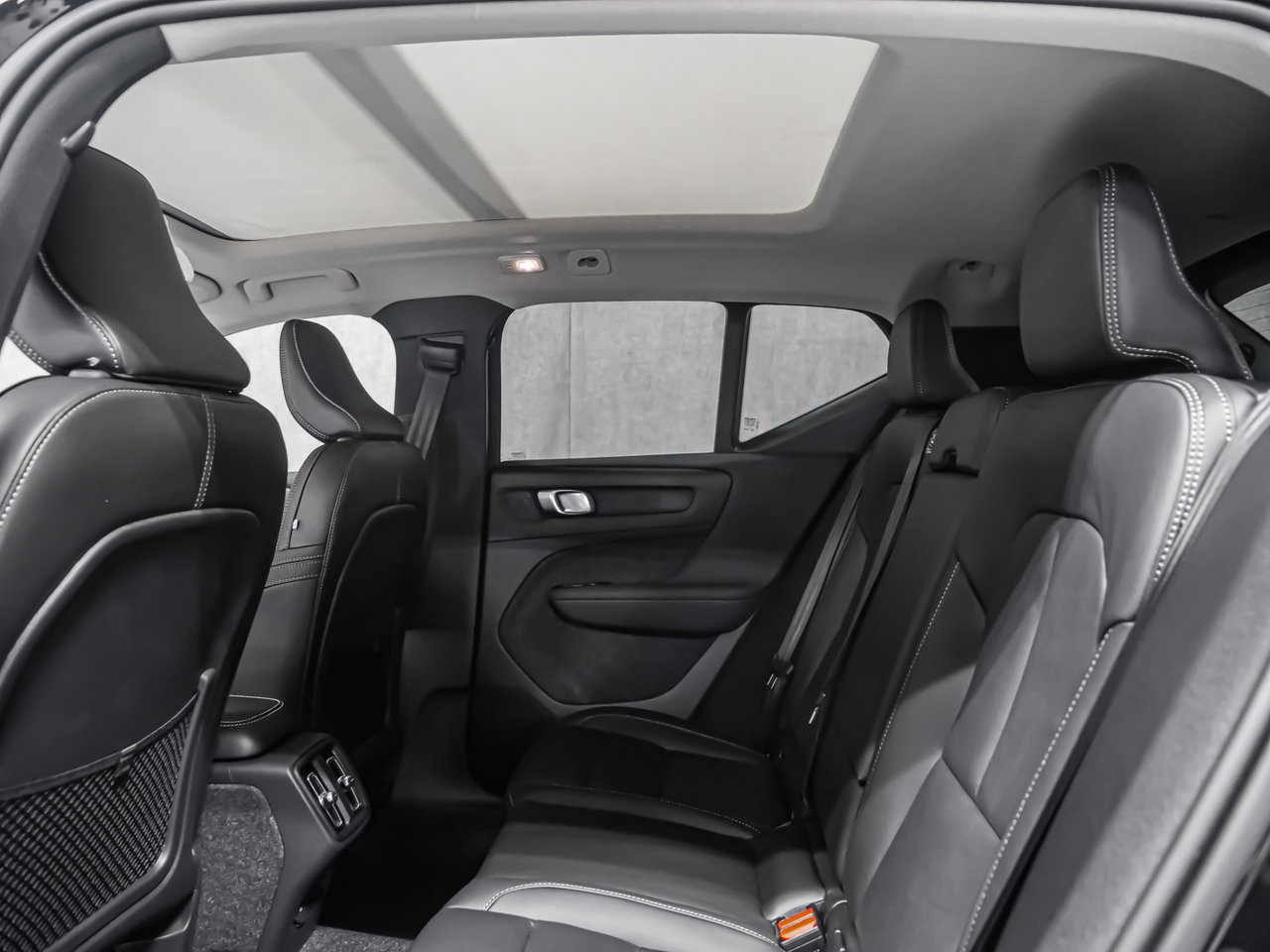 Volvo XC40 Core (Dark Theme) 2026-11