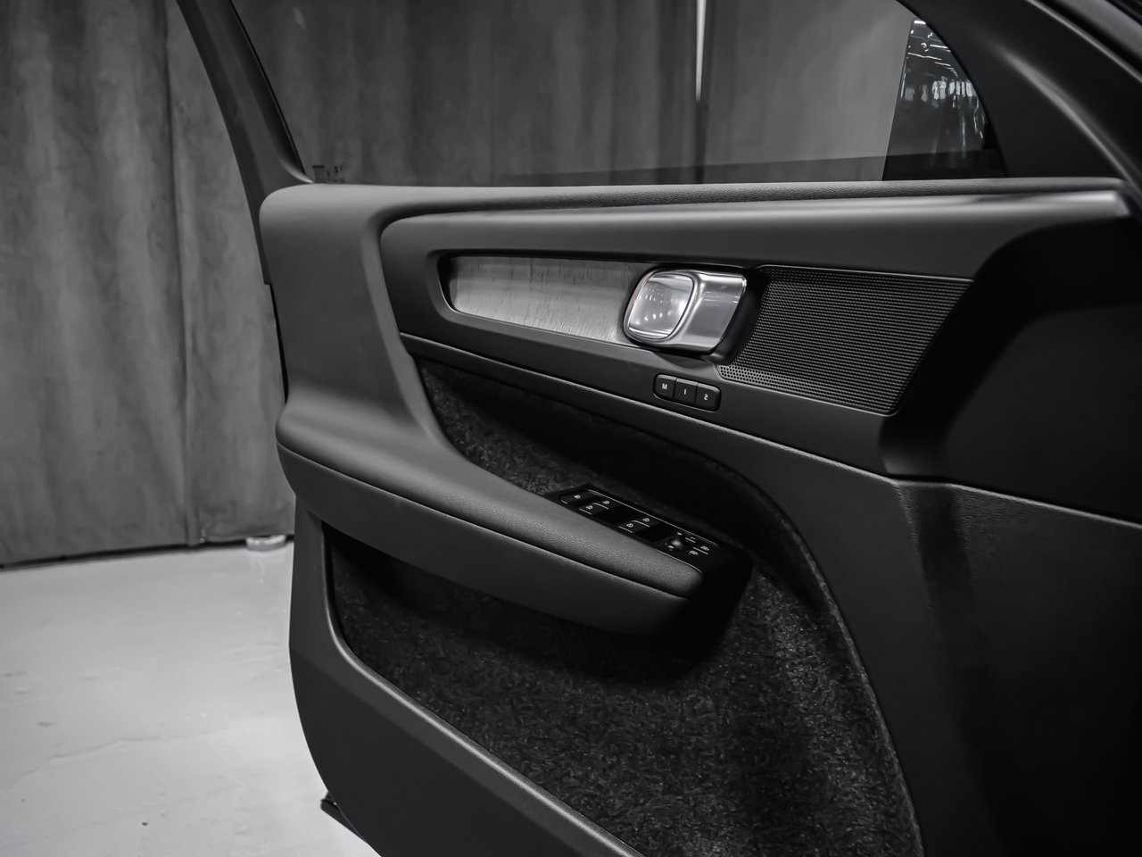 Volvo XC40 Core (Dark Theme) 2026-8