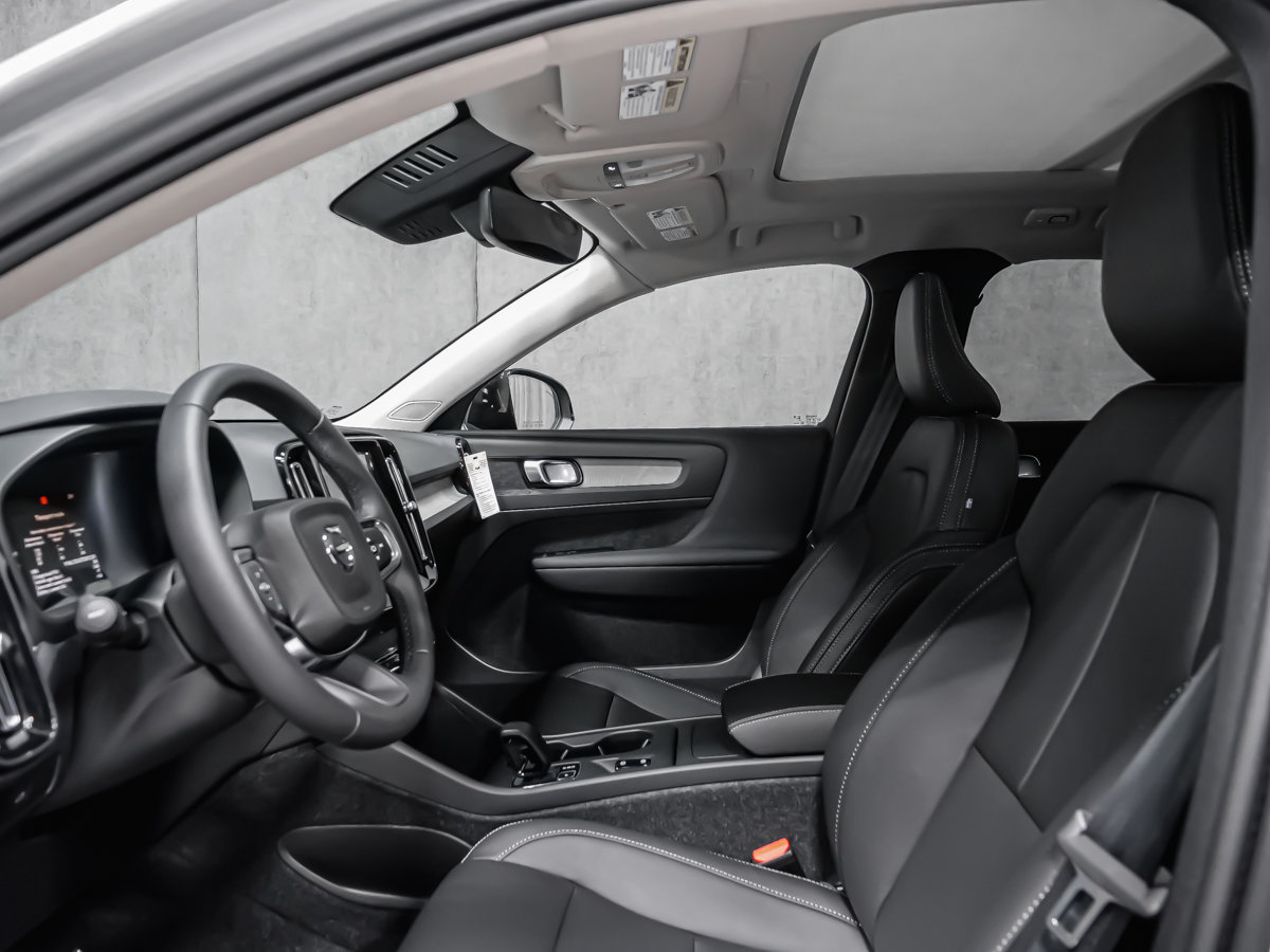 Volvo XC40 Core (Dark Theme) 2026-9