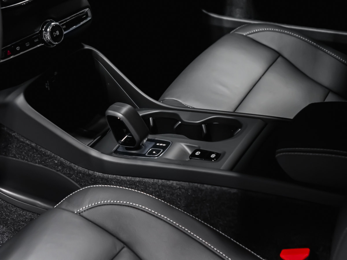 Volvo XC40 Core (Dark Theme) 2026-6