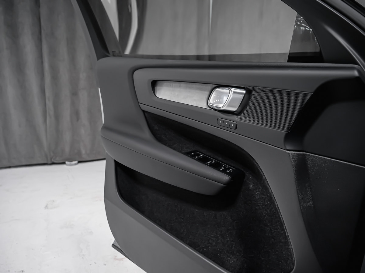 Volvo XC40 Core (Dark Theme) 2026-8