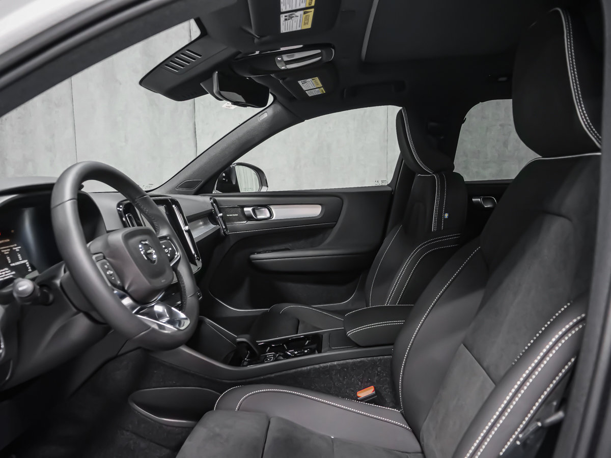 Volvo XC40 Ultra Black Edition 2026-17