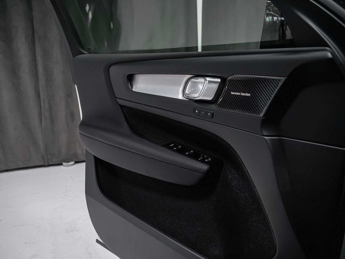Volvo XC40 Ultra Black Edition 2026-15
