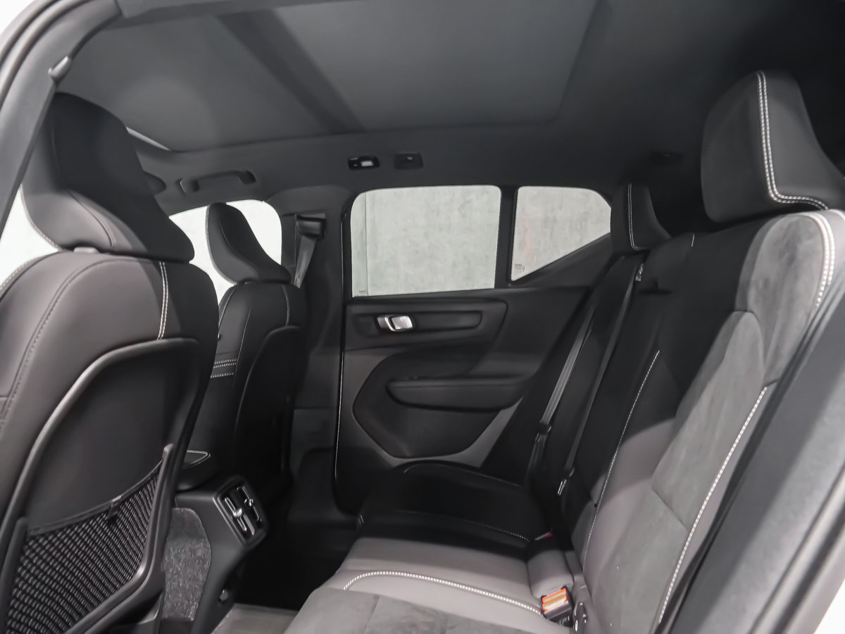 Volvo XC40 Ultra Black Edition 2026-18