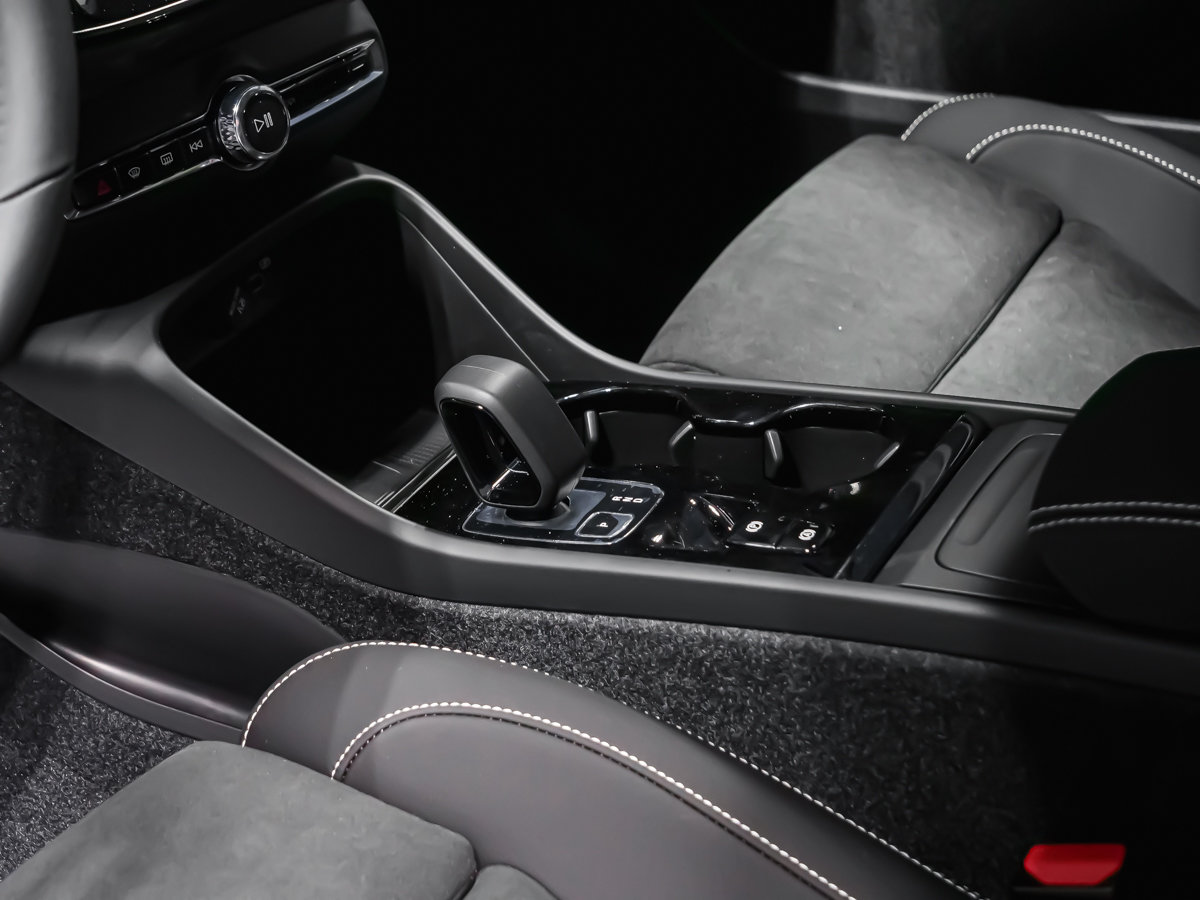 Volvo XC40 Ultra Black Edition 2026-10