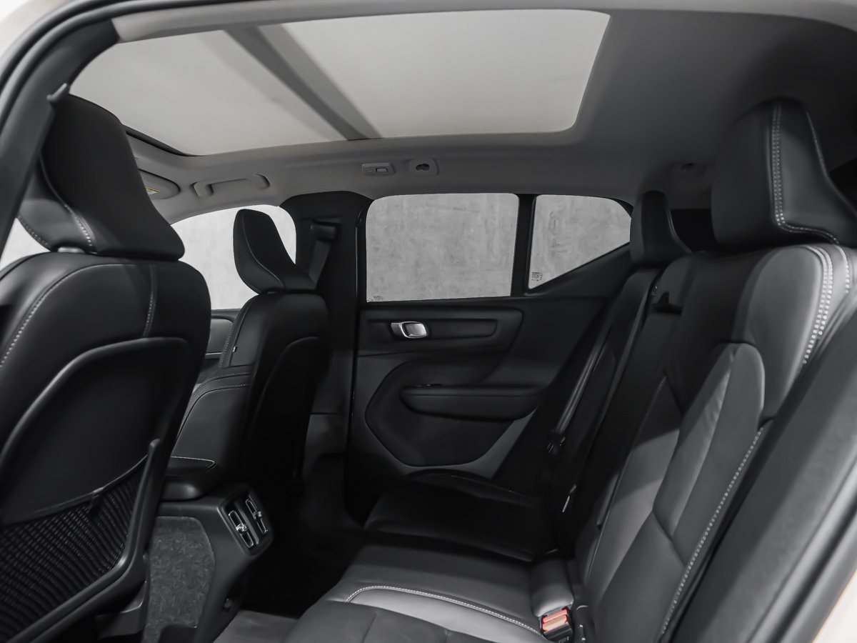 2026 Volvo XC40 Plus (Dark Theme)-12