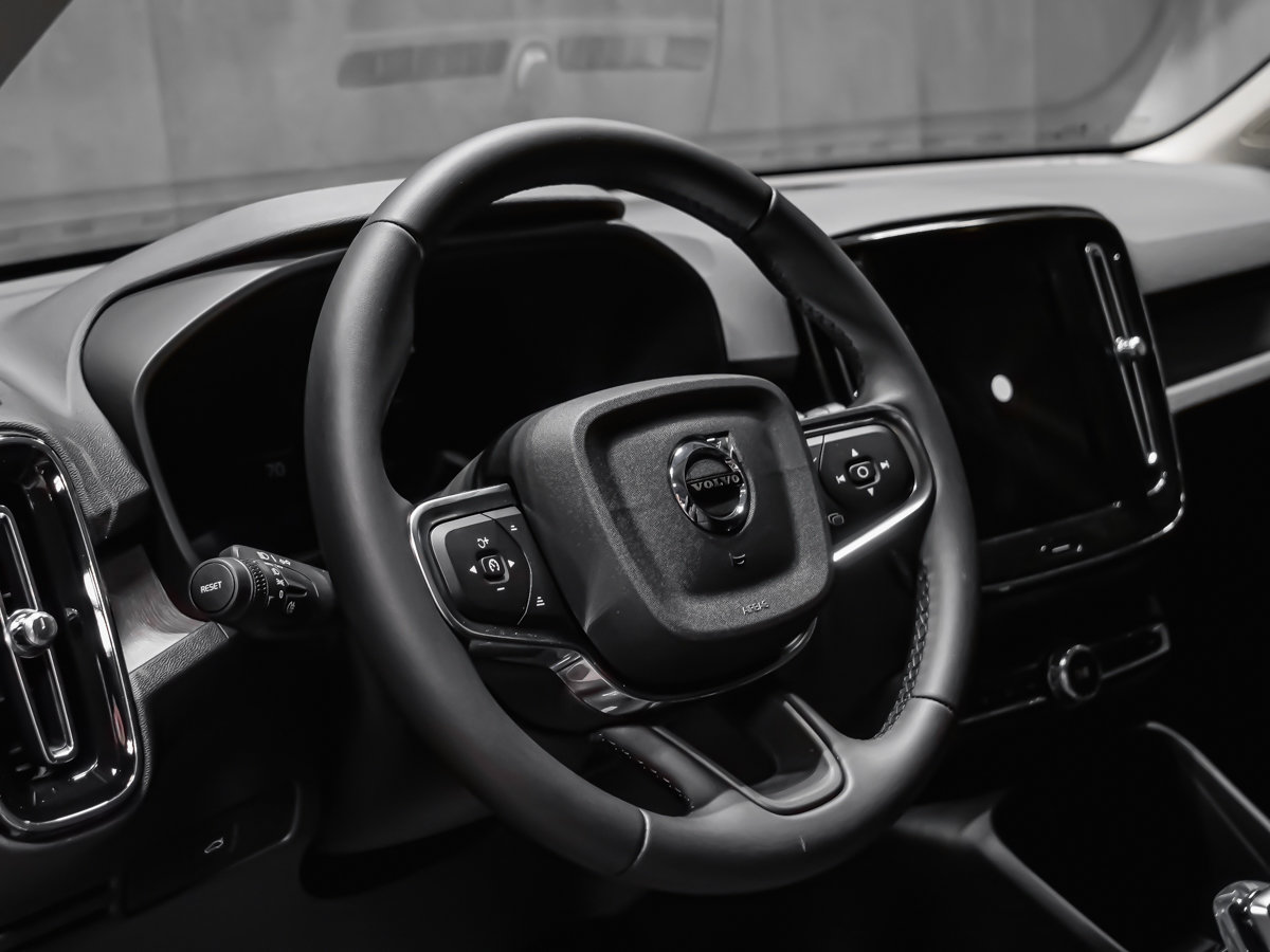 2026 Volvo XC40 Plus (Dark Theme)-9