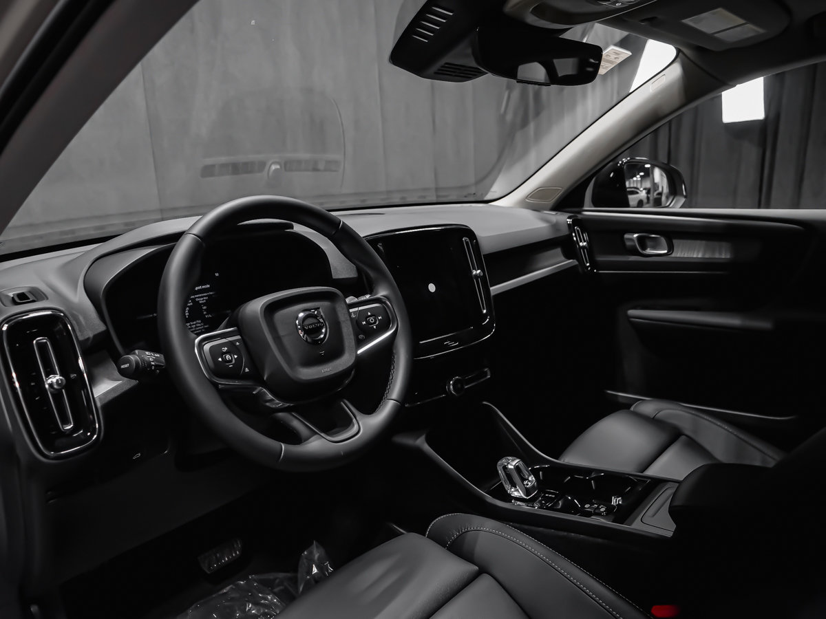 2026 Volvo XC40 Plus (Dark Theme)-7