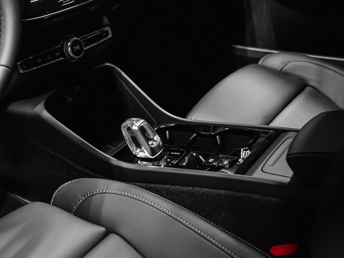 2026 Volvo XC40 Plus (Dark Theme)-8