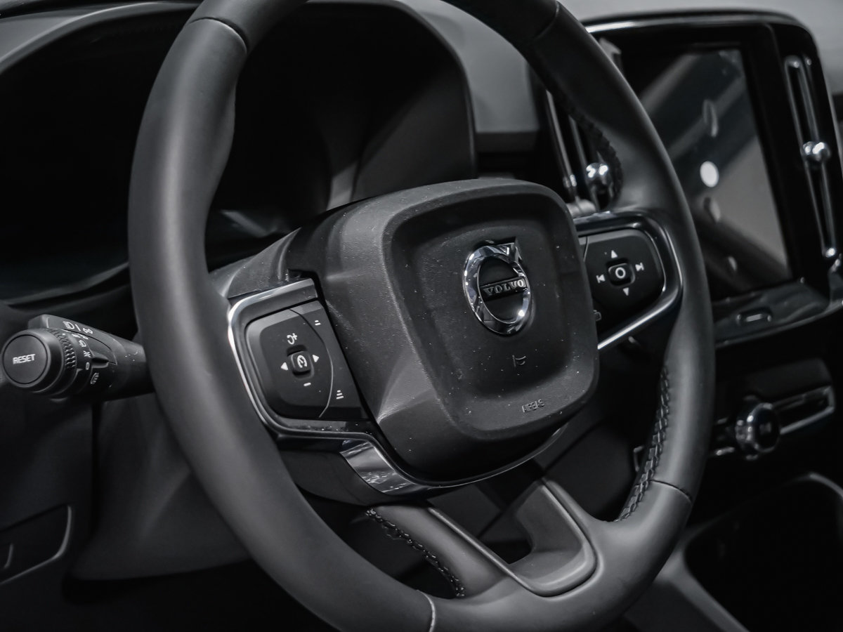 Volvo XC40 Plus (Dark Theme) 2026-7