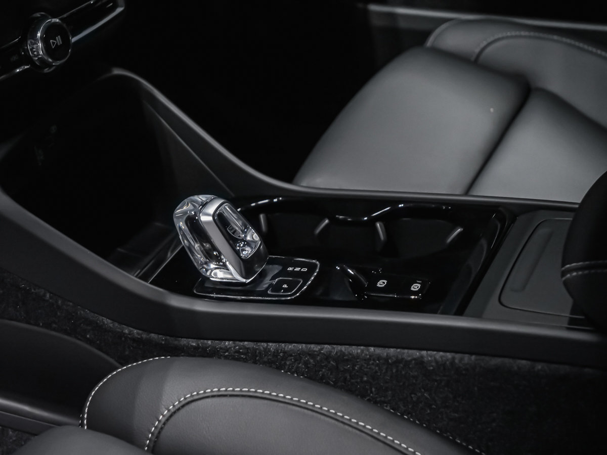 Volvo XC40 Plus (Dark Theme) 2026-6