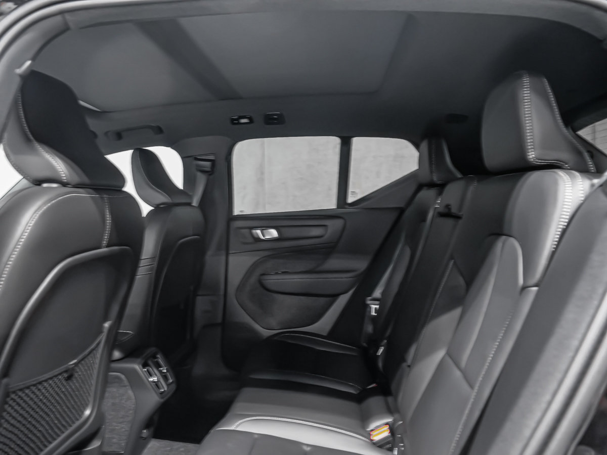 Volvo XC40 Plus (Dark Theme) 2026-10