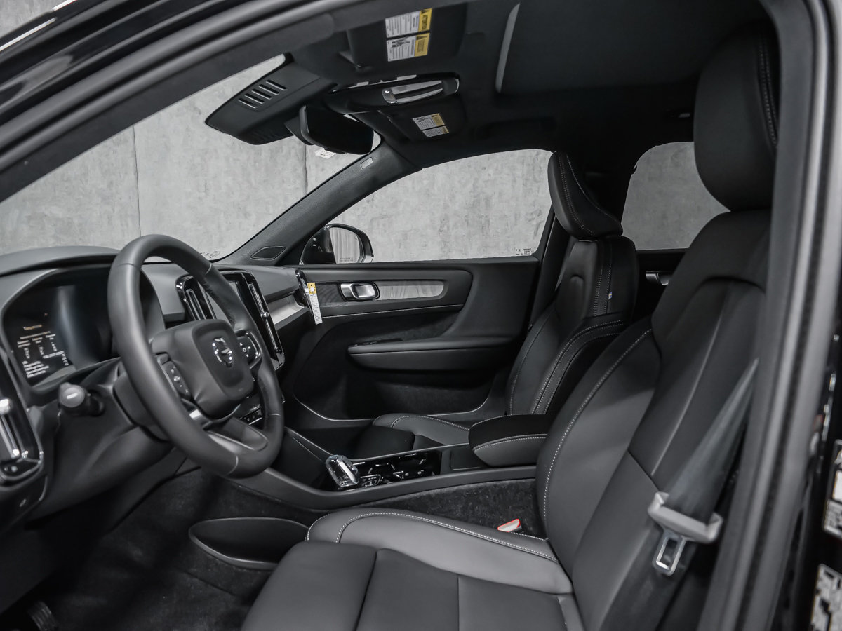 Volvo XC40 Plus (Dark Theme) 2026-9