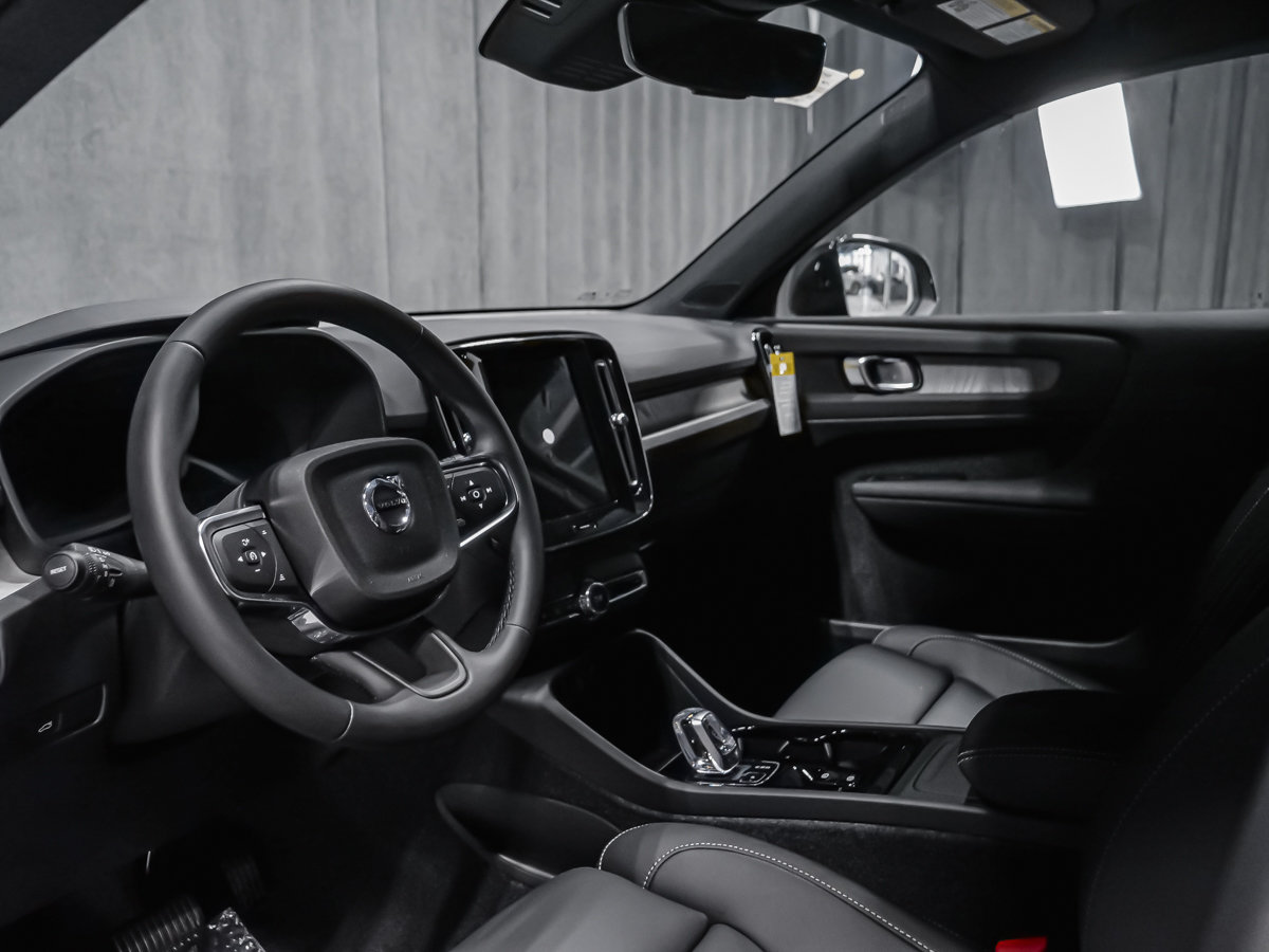 Volvo XC40 Plus (Dark Theme) 2026-5