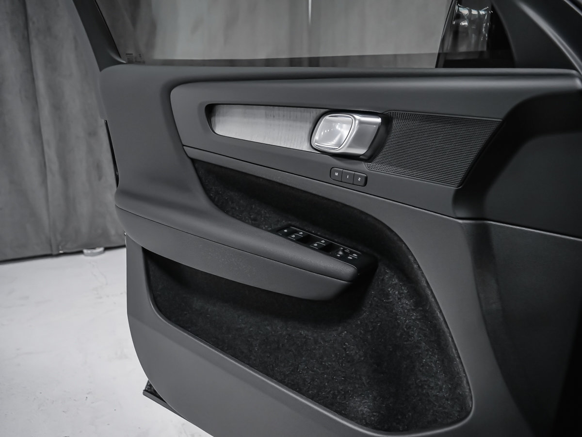 Volvo XC40 Plus (Dark Theme) 2026-8