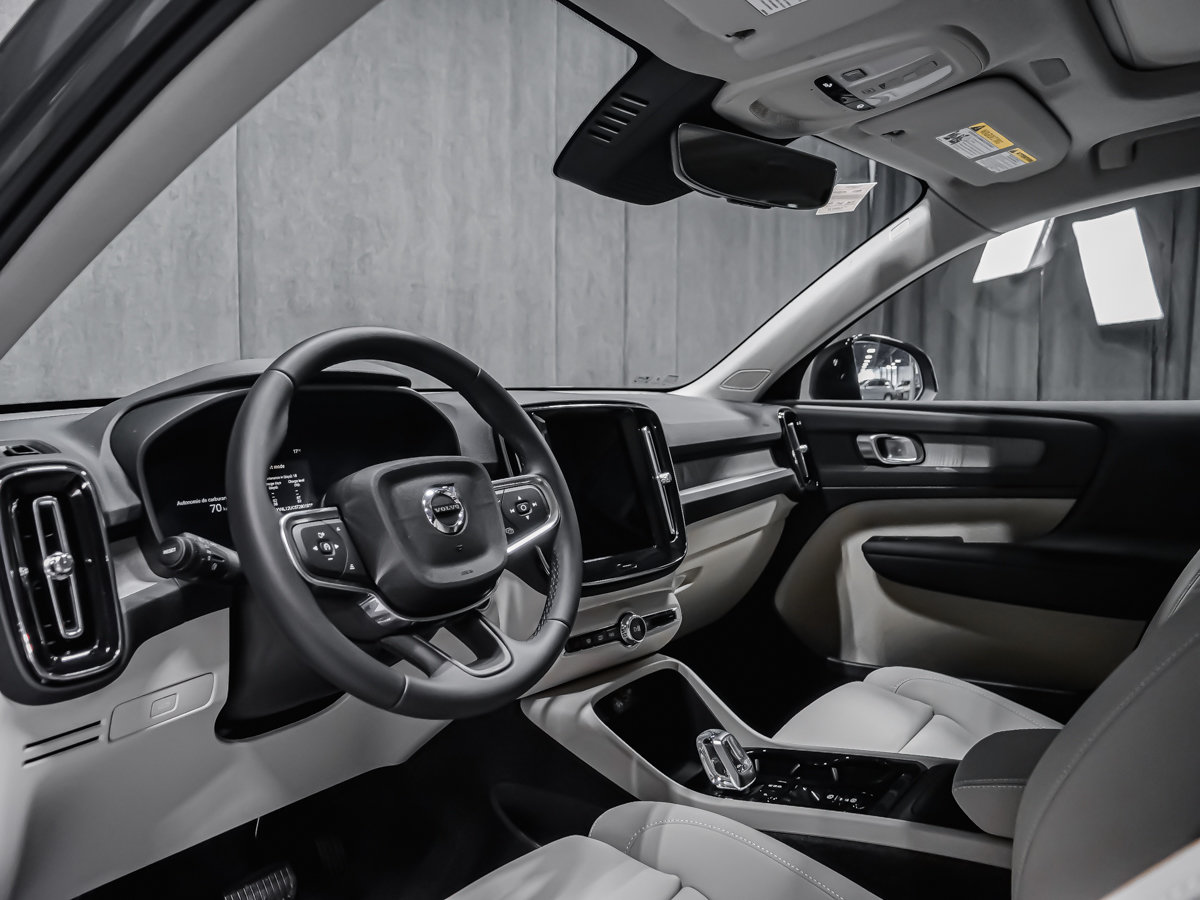 2026 Volvo XC40 Plus (Dark Theme)-5