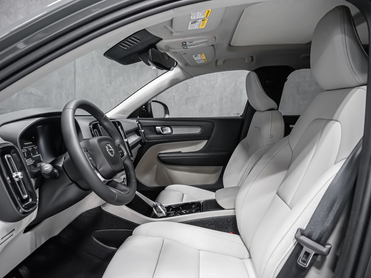 2026 Volvo XC40 Plus (Dark Theme)-9