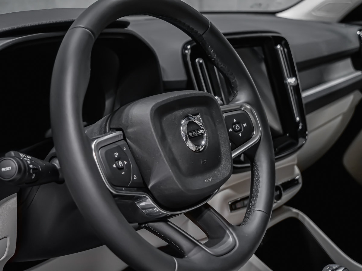 Volvo XC40 Plus (Dark Theme) 2026-7