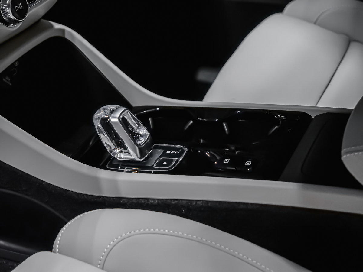 Volvo XC40 Plus (Dark Theme) 2026-6