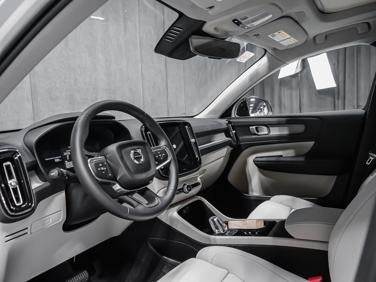 Volvo XC40 Plus (Dark Theme) 2026-5