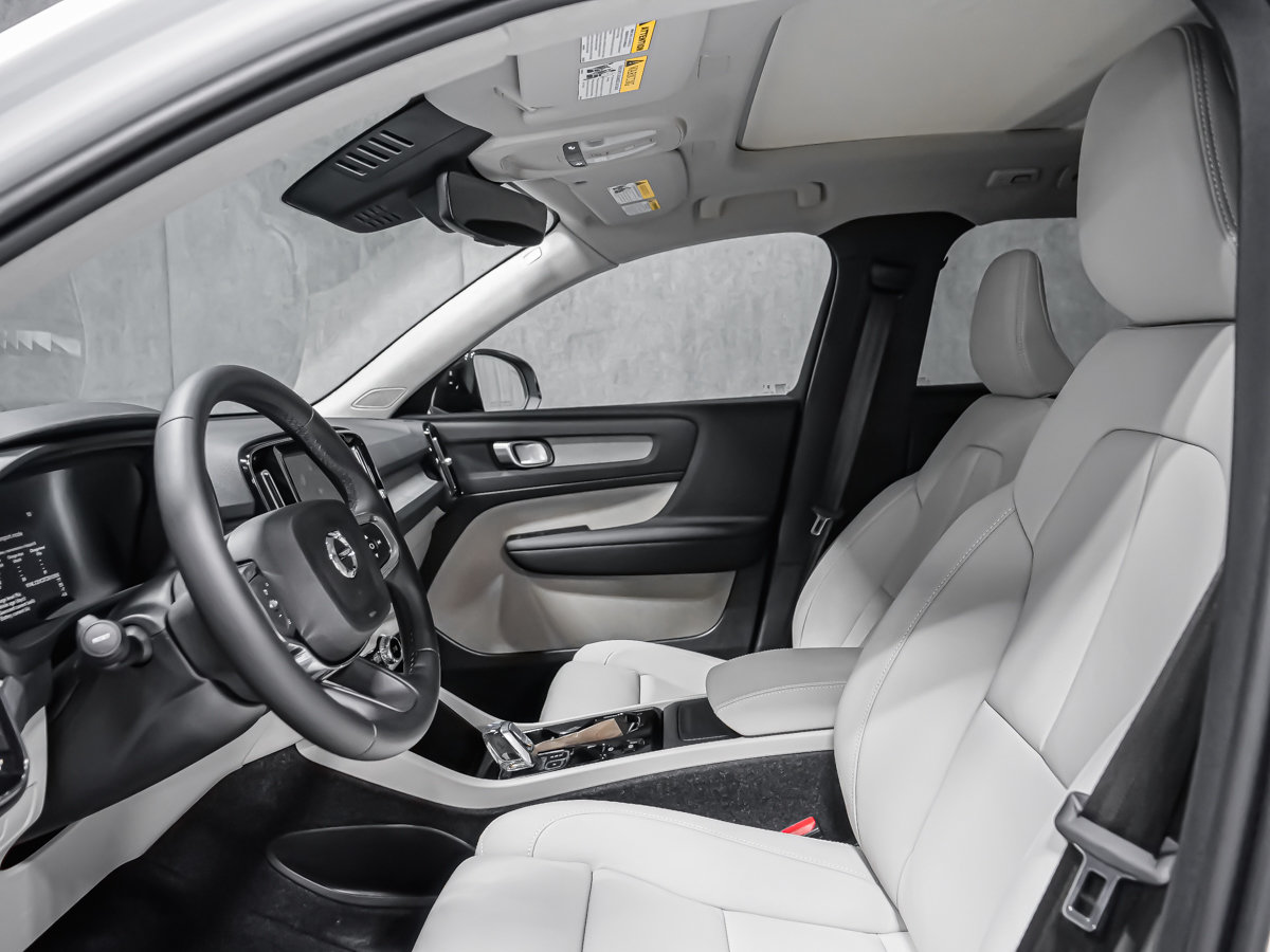 Volvo XC40 Plus (Dark Theme) 2026-10