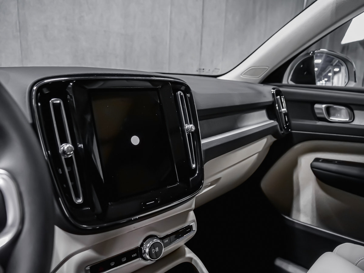 Volvo XC40 Plus (Dark Theme) 2026-9