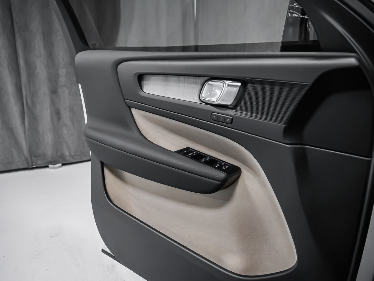 Volvo XC40 Plus (Dark Theme) 2026-8