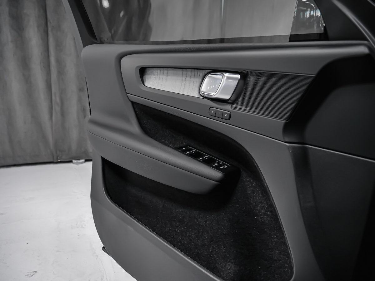 2026 Volvo XC40 Plus (Dark Theme)-9