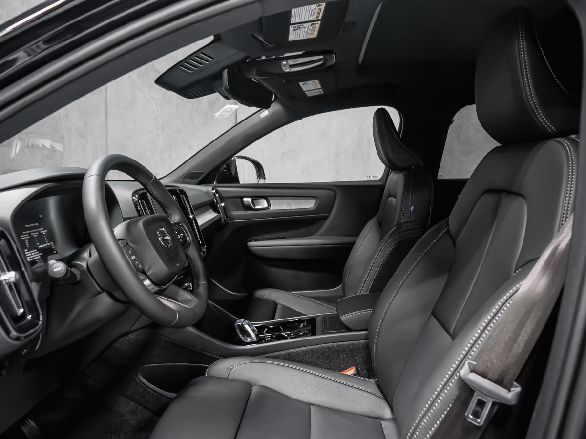 2026 Volvo XC40 Plus (Dark Theme)-10