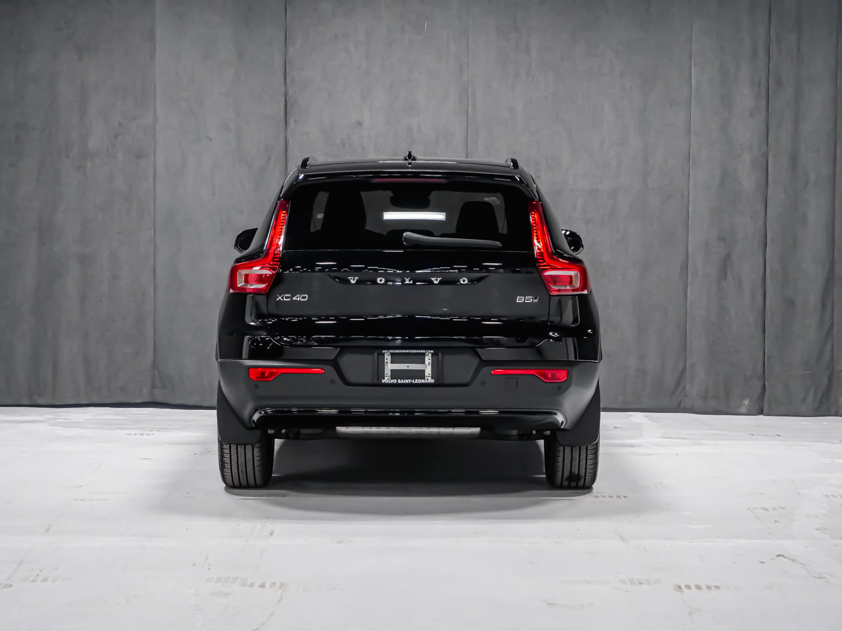2026 Volvo XC40 Plus (Dark Theme)-5