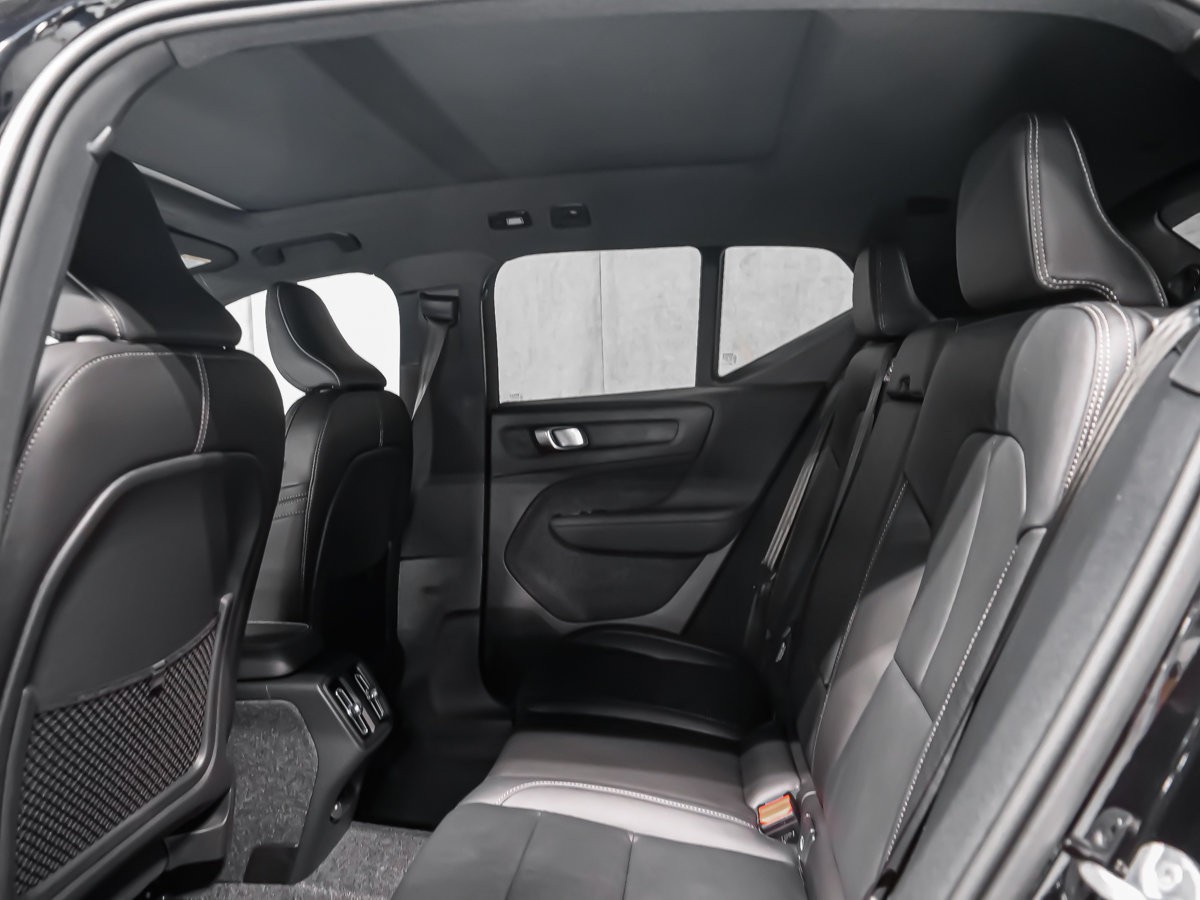 2026 Volvo XC40 Plus (Dark Theme)-11