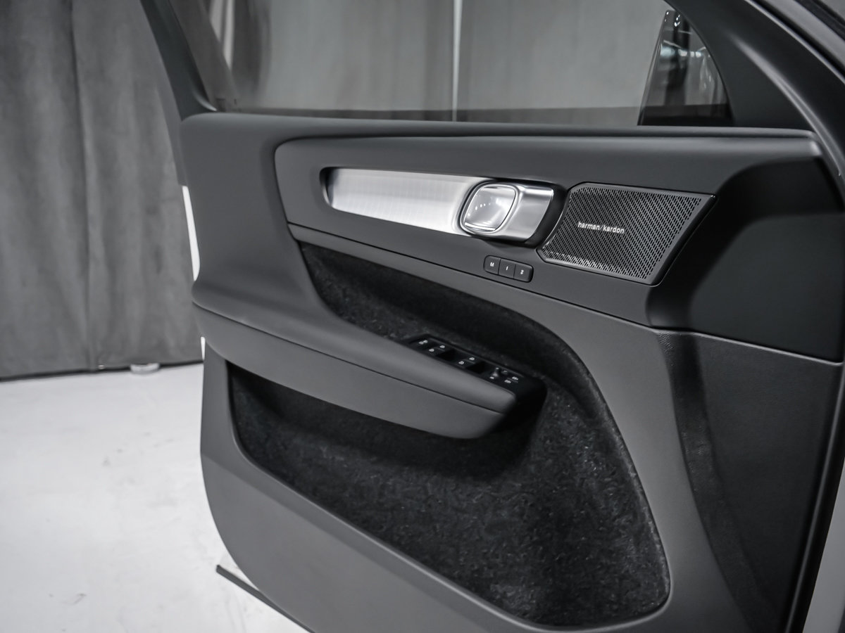 Volvo XC40 Ultra Black Edition 2026-10