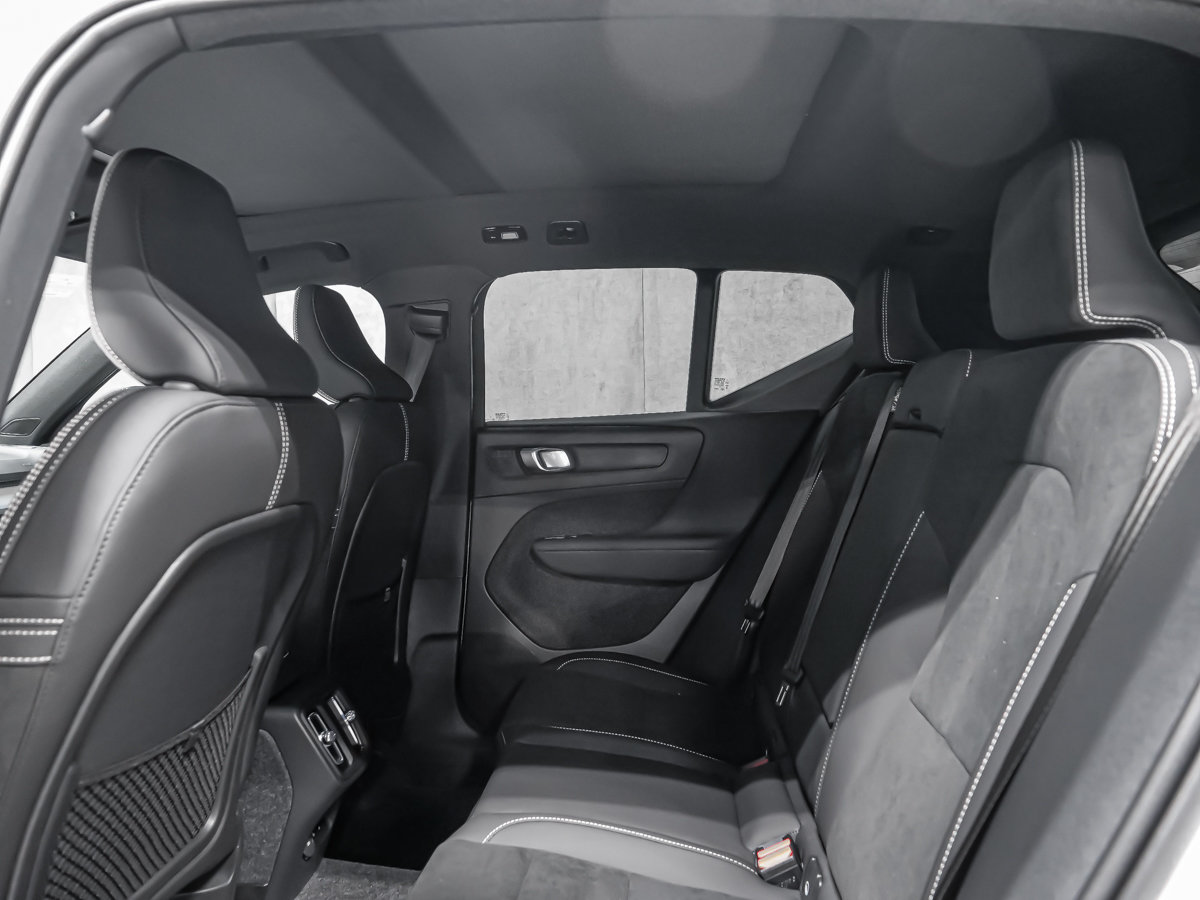 Volvo XC40 Ultra Black Edition 2026-13
