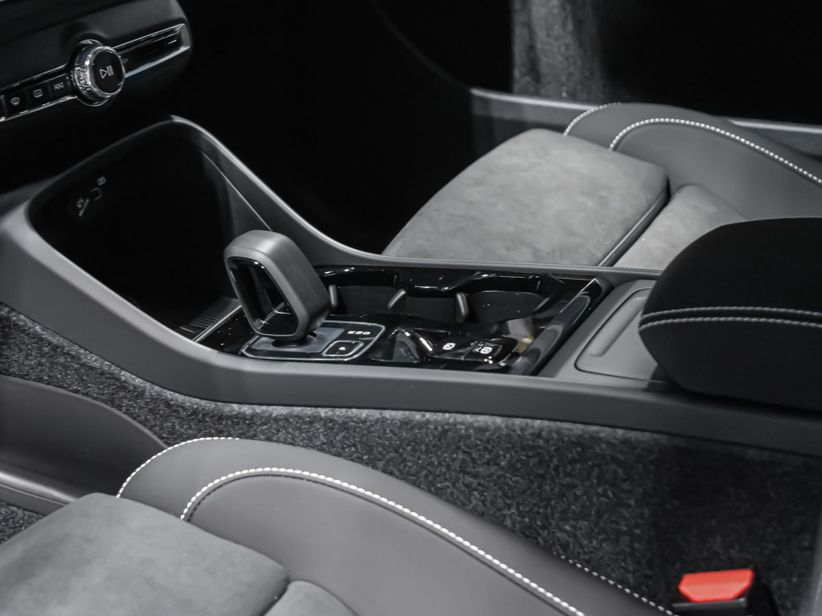 Volvo XC40 Ultra Black Edition 2026-8