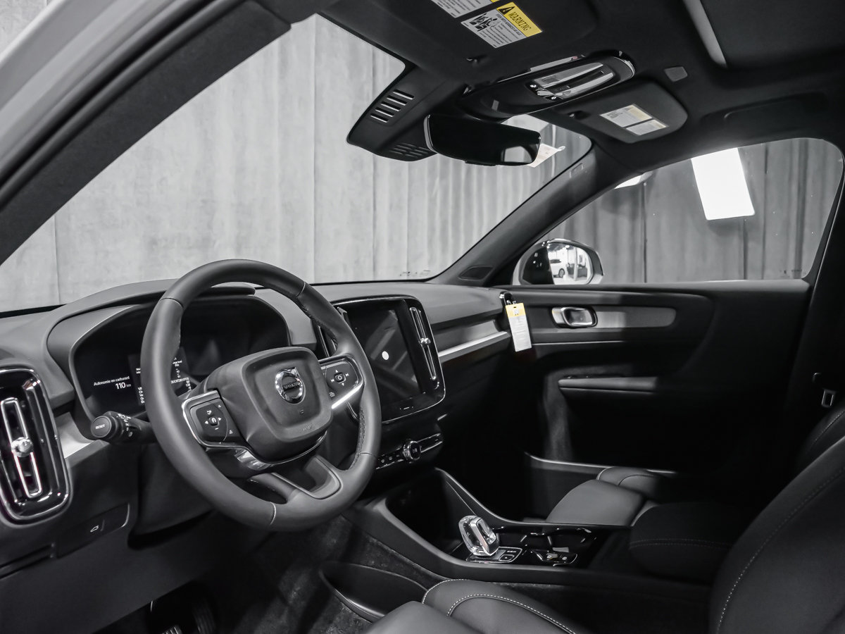 Volvo XC40 Plus (Dark Theme) 2026-5