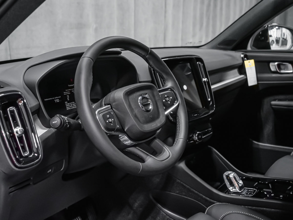 Volvo XC40 Plus (Dark Theme) 2026-7