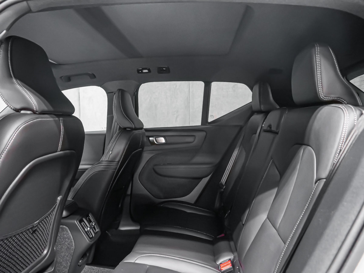 Volvo XC40 Plus (Dark Theme) 2026-10